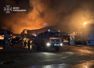 Росія атакувала Київщину: є травмовані та значні руйнування Рятувальники ліквідовують наслідки російської атаки на Київщині