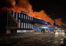Росіяни знищили торговельний центр «Епіцентр» у Миколаєві Пожежа після російської атаки на торговельний центр «Епіцентр» у Миколаєві