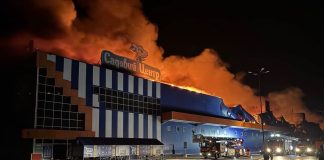 Росіяни знищили торговельний центр «Епіцентр» у Миколаєві Пожежа після російської атаки на торговельний центр «Епіцентр» у Миколаєві