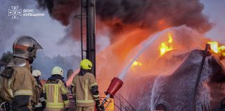 На Київщині після атаки РФ спалахнула масштабна пожежа на об’єкті інфраструктури Рятувальники гасять пожежу на Київщині після російської атаки
