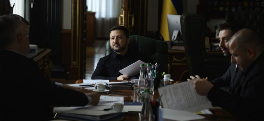 Володимир Зеленський під час наради Володимир Зеленський під час наради з українською переговорною групою