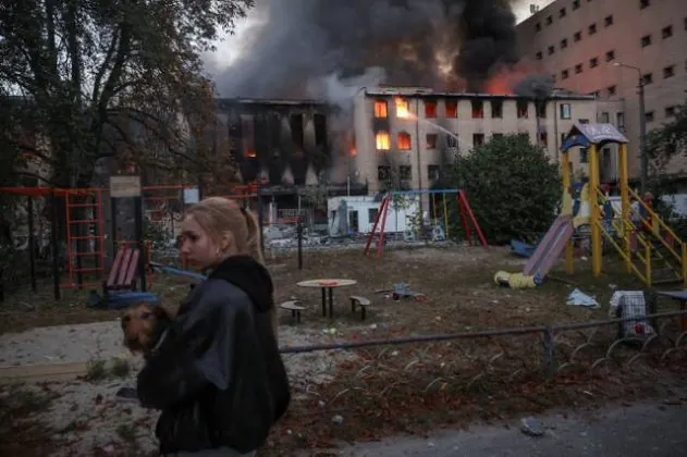 Палаюча будівля біля дитячого майданчика після атаки РФ