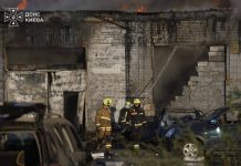 Рятувальники ліквідовують наслідки нічної російської атаки у Києві