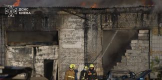 Рятувальники ліквідовують наслідки нічної російської атаки у Києві