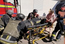 У Нікополі росіяни атакували рятувальників: двоє поранених Поранених рятувальників евакуюють після повторної атаки РФ у Нікополі