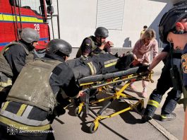У Нікополі росіяни атакували рятувальників: двоє поранених Поранених рятувальників евакуюють після повторної атаки РФ у Нікополі