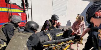 Поранених рятувальників евакуюють після повторної атаки РФ у Нікополі
