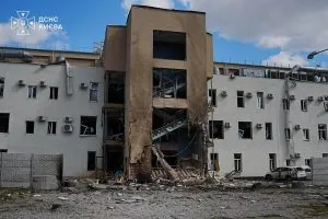 Зруйнована будівля телеканалу «Ми — Україна» після атаки РФ у Києві