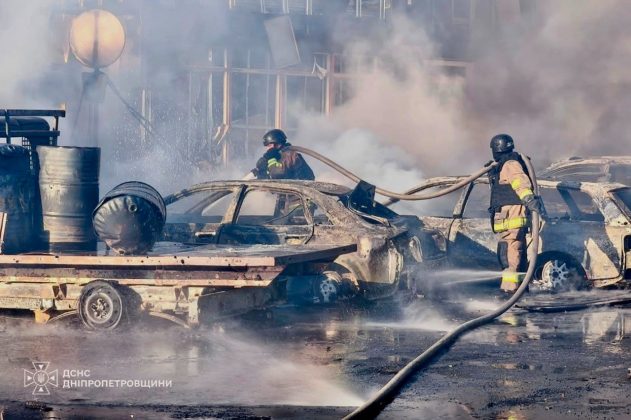 Згорілі автомобілі після атаки на Павлоград