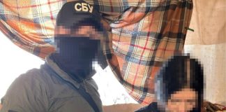Співробітник СБУ під час контррозвідувчих заходів