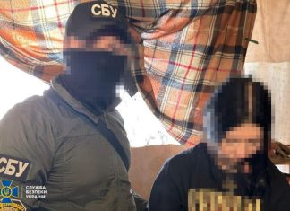 Співробітник СБУ під час контррозвідувчих заходів