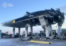 РФ знову б’є по АЗС у Києві: вже 8 постраждалих Пошкоджена АЗС у Києві після російської атаки 15 вересня