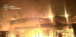 Росіяни повністю зруйнували ТЦ «Амстор» у Запоріжжі Пожежа у ТЦ «Амстор» у Запоріжжі після російського удару