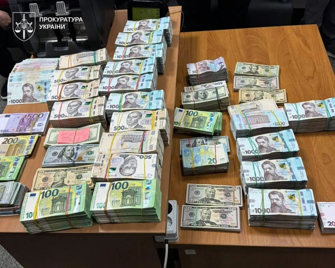 БЕБ вилучило мільйони гривень під час обшуків у конвертаційному центрі