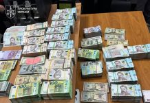 БЕБ заявило про мережу конвертцентрів з оборотом 23,5 млрд грн БЕБ вилучило мільйони гривень під час обшуків у конвертаційному центрі