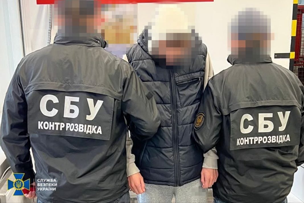 Співробітник СБУ під час затриманнія Співробітник СБУ під час контррозвідувчих заходів