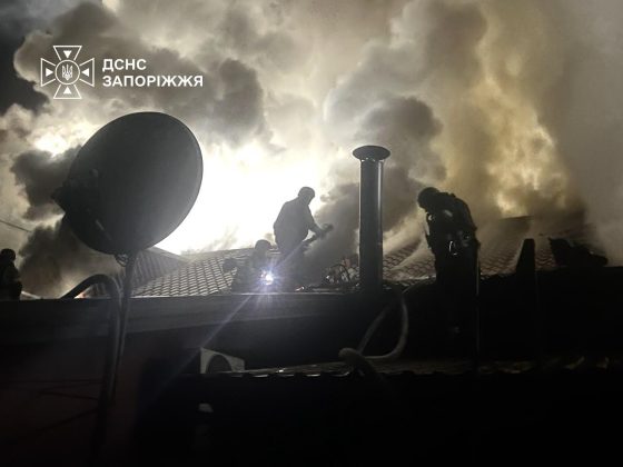 Рятувальники ліквідовують пожежу після масованої атаки РФ на Запоріжжя