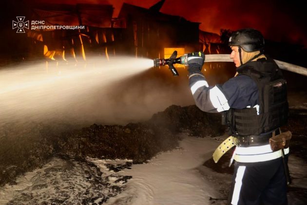 Рятувальник гасить пожежу після атаки РФ на Дніпропетровщину