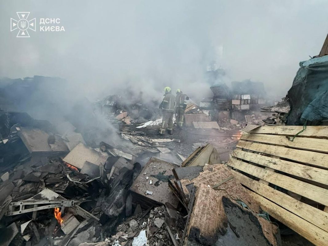 Рятувальники ліквідовують наслідки російської атаки по Україні 22 вересня