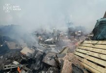 Рятувальники ліквідовують наслідки російської атаки по Україні 22 вересня