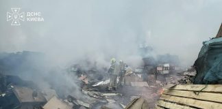 Рятувальники ліквідовують наслідки російської атаки по Україні 22 вересня