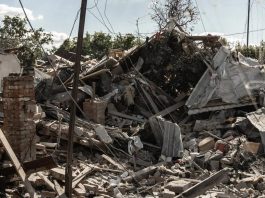 Зруйнований будинок після російського удару КАБами по Сумах