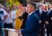 Прем’єр-міністр Угорщини Петер Мадяр під час виступу