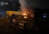 РФ ударила по Києву під час розмови Зеленського з конгресменами Рятувальники біля палаючих і пошкоджених автомобілів після нічної атаки на Київ.
