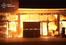 Одещина під масованим ударом: горів ТЦ, пошкоджена лікарня Полум’я охопило будівлю на Одещині, вогонь виривається крізь пошкоджені вікна та двері.