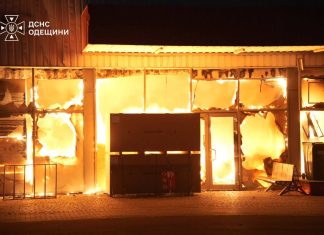 Полум’я охопило будівлю на Одещині, вогонь виривається крізь пошкоджені вікна та двері.
