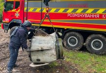 У Києві після нічної атаки сапери вилучили залишки ракети «Іскандер-М» Сапер ДСНС біля залишків ракети «Іскандер-М», які підіймають маніпулятором у Києві.
