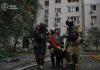 Російський дрон влучив у багатоповерхівку в Києві: загинула дитина Рятувальники біля пошкодженої багатоповерхівки на Печерську після атаки РФ