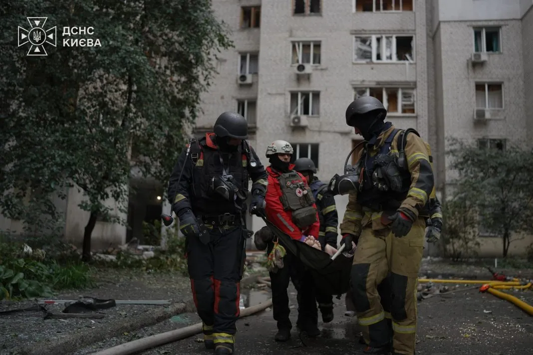 Рятувальники біля пошкодженої багатоповерхівки на Печерську після атаки РФ