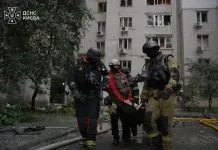 Російський дрон влучив у багатоповерхівку в Києві: загинула дитина Рятувальники біля пошкодженої багатоповерхівки на Печерську після атаки РФ