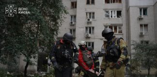 Російський дрон влучив у багатоповерхівку в Києві: загинула дитина Рятувальники біля пошкодженої багатоповерхівки на Печерську після атаки РФ
