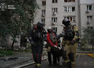 Російський дрон влучив у багатоповерхівку в Києві: загинула дитина Рятувальники біля пошкодженої багатоповерхівки на Печерську після атаки РФ