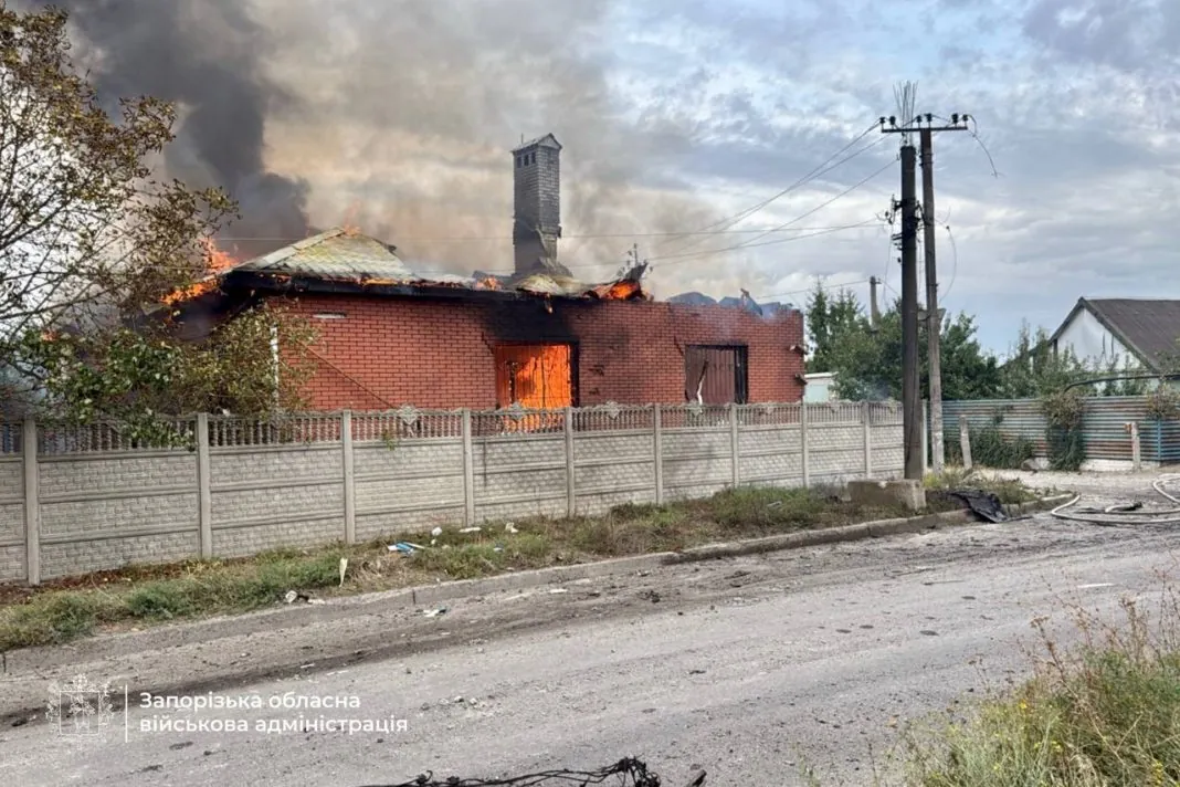 Пожежа у приватному будинку після удару «Шахеда» по Запоріжжю