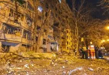 Наслідки російського удару по багатоповерхівці у Харкові