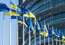 Посли ЄС погодили для України близько €2,8 млрд за Ukraine Facility Прапори України та Європейського Союзу