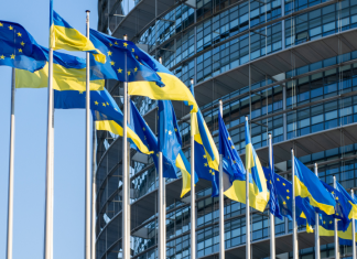 Посли ЄС погодили для України близько €2,8 млрд за Ukraine Facility Прапори України та Європейського Союзу