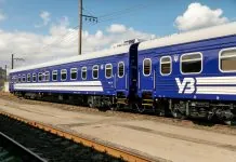 Пасажирський поїзд «Укрзалізниці» на залізничній станції
