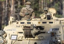 США відправляють новий контингент до Литви Американська військова техніка під час ротації в Литві