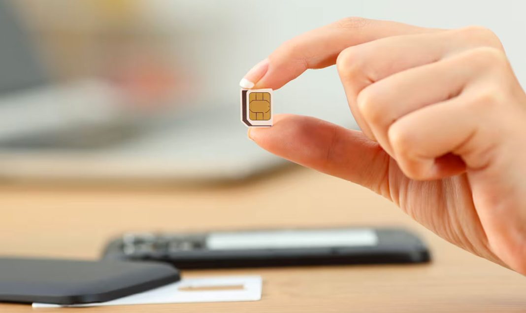 sim-karta SIM-картка смартфона в руці користувача