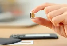 Шахраї полюють на SIM-картки українців: як не втратити гроші SIM-картка смартфона в руці користувача