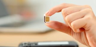 SIM-картка смартфона в руці користувача