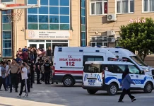 Поліція та швидкі біля ліцею в Тургутлу після стрілянини