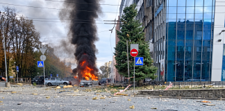 Удар по бізнес-центру в Києві: троє загиблих, семеро постраждалих Пожежа біля офісної будівлі в Києві після удару російського дрона