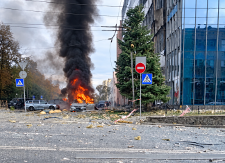 Удар по бізнес-центру в Києві: троє загиблих, семеро постраждалих Пожежа біля офісної будівлі в Києві після удару російського дрона
