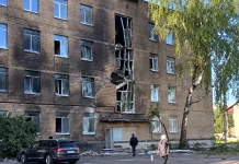 БпЛА влучив у школу на Відрадному в Києві: діти були в укритті Пошкоджена школа на Відрадному в Києві після влучання БпЛА