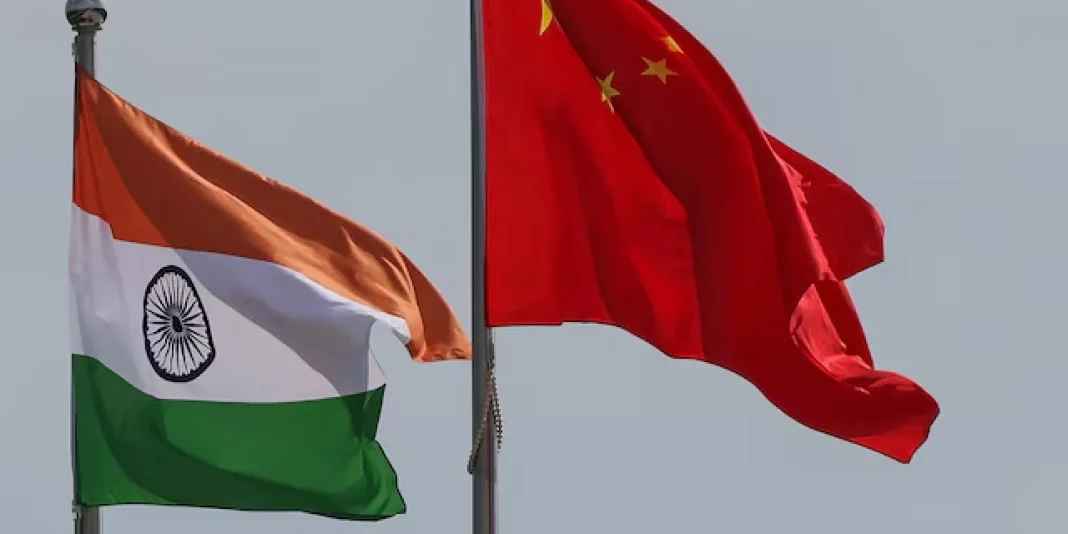 0d441299de00c42571e352f5609d4337 The national flags of India and China fly side by side on flagpoles against the backdrop of the sky.